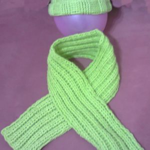Bonnet et écharpe vert au crochet
